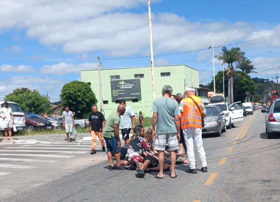 Acidente deixa motociclista ferido na Emílio Checchinato